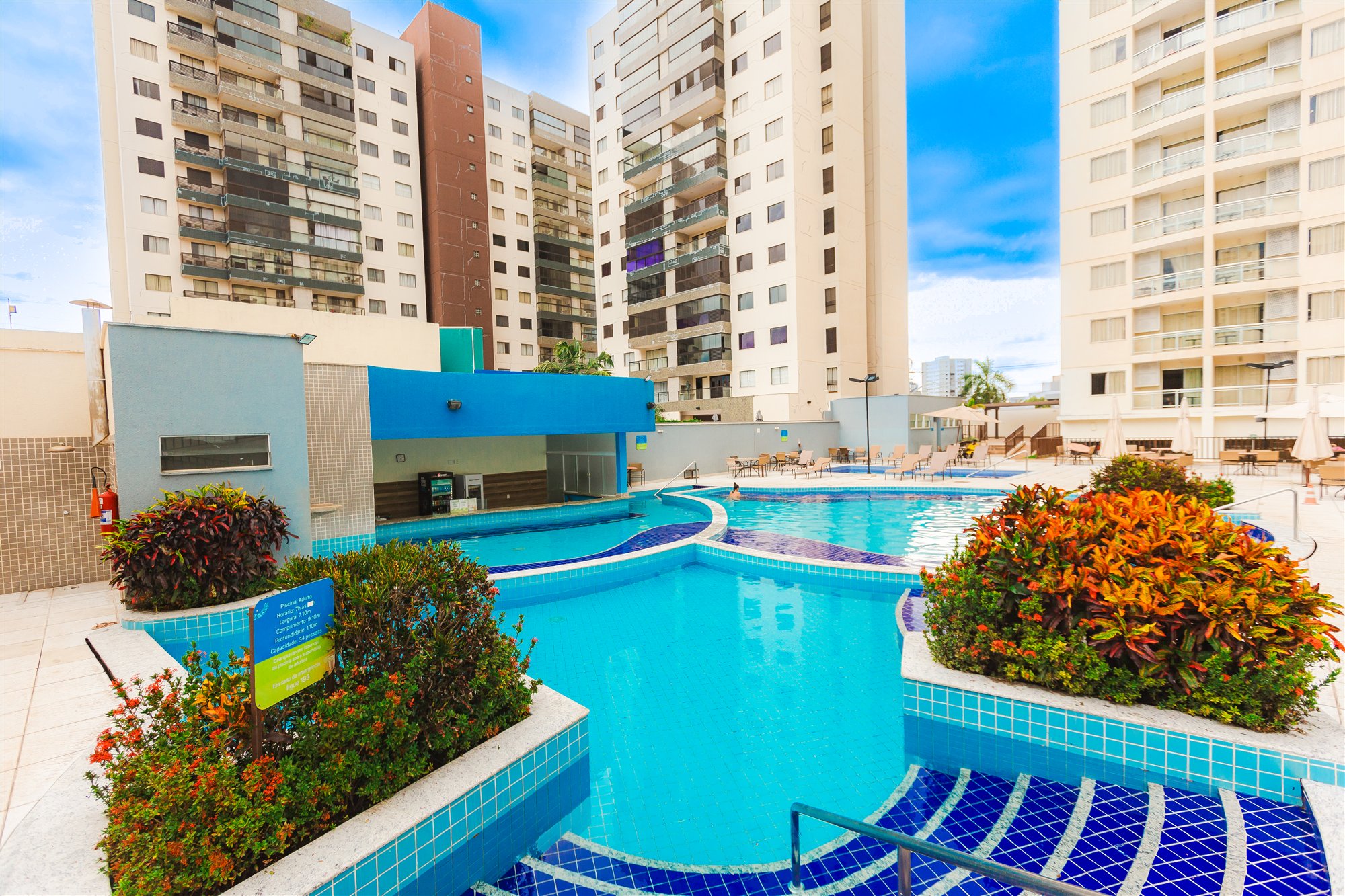 Piscinas e área de lazer do Condomínio Atrium